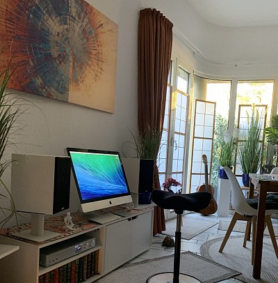 Computerhilfe Berlin-Dahlem – CSH Berlin Rundumhilfe für Computer, Laptop, PC, Mac, Windows und Programme. Freundliche, geduldige Nachbarschaftshilfe bei Computerproblemen, Einrichtung, Update, Datensicherung, E-Mail, Internet, WLAN und Sicherheit. Persönlicher IT-Service mit Herz, Humor und Erfahrung. Computerhilfe Robbi Kämmer erklärt, warum gute Computerhilfe wie Musik ist: harmonisch, ruhig, verständlich und individuell abgestimmt. Computerberatung in Berlin, Zehlendorf, Schmargendorf und Umgebung. Hilfe für Seniorinnen und Senioren – verständlich, fair und nah. iMac mit Lautsprechern, Gitarre, Pflanzen und Licht – Technik mit Seele, wie zuhause bei einem guten Gespräch über Computer, Kaffee und Klang.