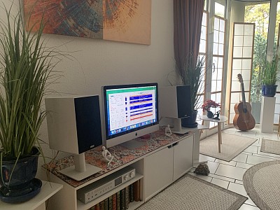 Computerhilfe Berlin-Dahlem – CSH Berlin Rundumhilfe für Computer, Laptop, PC, Mac, Windows und Programme. Freundliche, geduldige Nachbarschaftshilfe bei Computerproblemen, Einrichtung, Update, Datensicherung, E-Mail, Internet, WLAN und Sicherheit. Persönlicher IT-Service mit Herz, Humor und Erfahrung. Computerhilfe Robbi Kämmer erklärt, warum gute Computerhilfe wie Musik ist: harmonisch, ruhig, verständlich und individuell abgestimmt. Computerberatung in Berlin, Zehlendorf, Schmargendorf und Umgebung. Hilfe für Seniorinnen und Senioren – verständlich, fair und nah. iMac mit Lautsprechern, Gitarre, Pflanzen und Licht – Technik mit Seele, wie zuhause bei einem guten Gespräch über Computer, Kaffee und Klang.