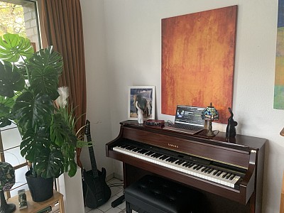 Mein Piano und  Gitarre Seite an Seite mit meinen Windows- und Linux-Laptops, die inzwischen hochmodern und leichtfüßiger sind. Willkommen bei 