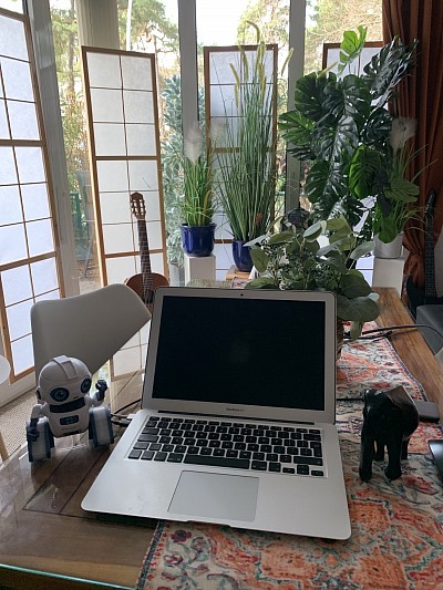 Hilfe zu Windows 11 Update von Windows 10  auf kompatiblen Pc odet Laptop odet Installipn auf neuem PC oder Laptop von Beratung über Datenübernahme und Ürogramme einrichten sowie extra Test nach Installtion, Antivirus, Mail, Office Prpgramme dazu öaden und einrichten, Computerhilfe Berlin-Dahlem – CSH Berlin Rundumhilfe für Computer, Laptop, PC, Mac, Windows und Programme. Freundliche, geduldige Nachbarschaftshilfe bei Computerproblemen, Einrichtung, Update, Datensicherung, E-Mail, Internet, WLAN und Sicherheit. Persönlicher IT-Service mit Herz, Humor und Erfahrung. Computerhilfe Robbi Kämmer erklärt, warum gute Computerhilfe wie Musik ist: harmonisch, ruhig, verständlich und individuell abgestimmt. Computerberatung in Berlin, Zehlendorf, Schmargendorf und Umgebung. Hilfe für Seniorinnen und Senioren – verständlich, fair und nah. iMac mit Lautsprechern, Gitarre, Pflanzen und Licht – Technik mit Seele, wie zuhause bei einem guten Gespräch über Computer, Kaffee und Klang.