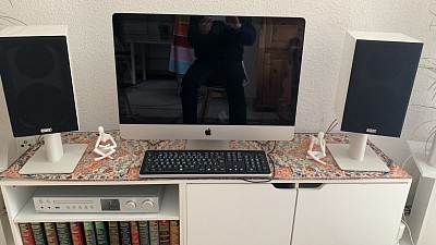 Mein Piano und  Gitarre Seite an Seite mit meinen Windows- und Linux-Laptops, die inzwischen hochmodern und leichtfüßiger sind. Willkommen bei 